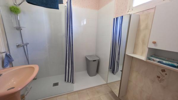 Maison 3 chambres avec vie de plain-pied, jardin, et garage dans le bourg de DONGES !