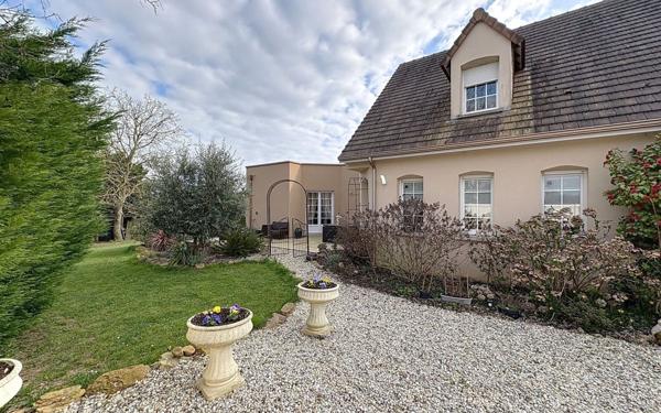 Maison à vendre    9 pièces • 200 m2 Yvré-l'Évêque