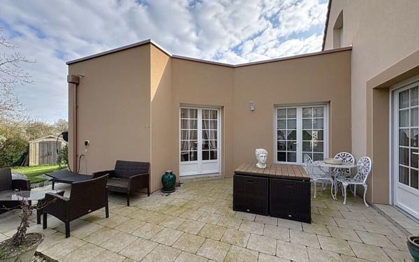 Maison à vendre    9 pièces • 200 m2 Yvré-l'Évêque