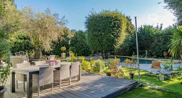 Superbe villa provençale avec vue mer et piscine dans un quartier calme de Roquefort-les-Pins