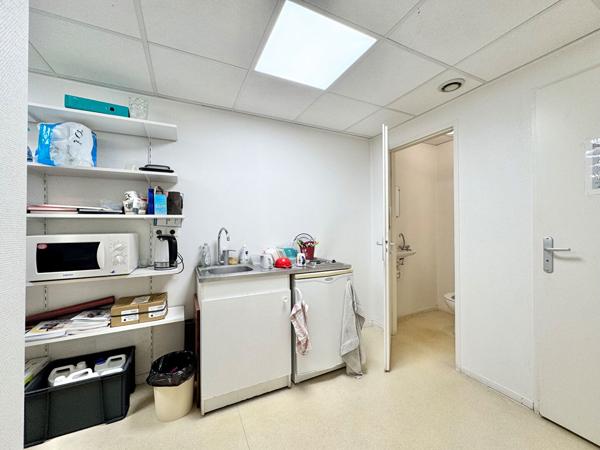 Local commercial déjà loué (rentabilité de 11%) avec annexes + caves