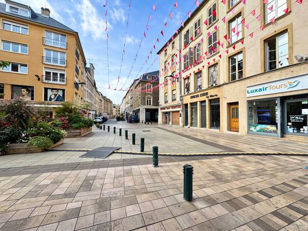 Local commercial déjà loué (rentabilité de 11%) avec annexes + caves