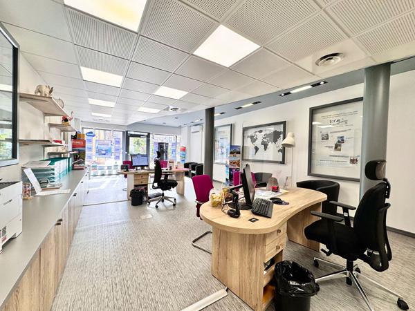 Local commercial déjà loué (rentabilité de 11%) avec annexes + caves