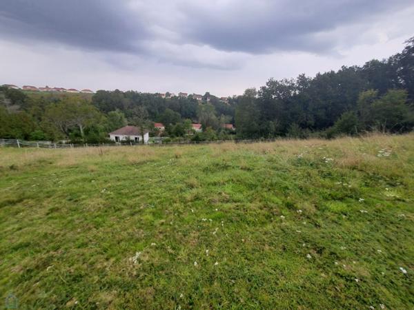 Saint Yorre,Terrain de 5100m2 dont 600 m2 constructible source,  avec une belle vue