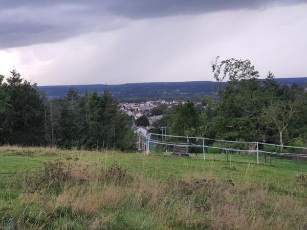 Saint Yorre,Terrain de 5100m2 dont 600 m2 constructible source,  avec une belle vue