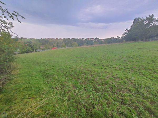Saint Yorre,Terrain de 5100m2 dont 600 m2 constructible source,  avec une belle vue