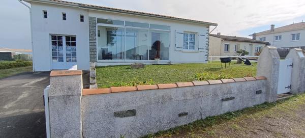 Maison proche commerces avec garage.