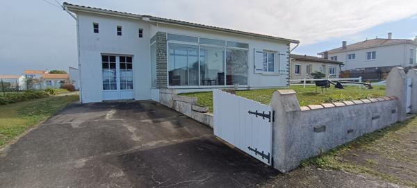 Maison proche commerces avec garage.