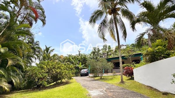 Jolie maison de plain-pied avec piscine et jardin