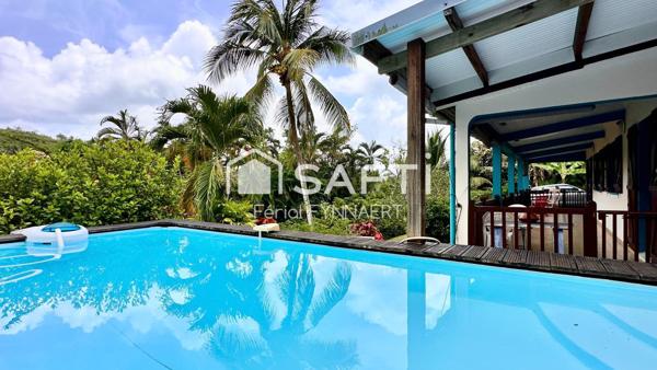 Jolie maison de plain-pied avec piscine et jardin