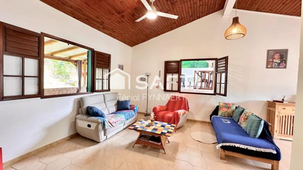 Jolie maison de plain-pied avec piscine et jardin