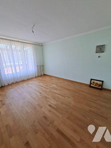 QUARTIER FRESNELLERIE - AU CALME 
Maison comprenant entrée, salon-séjour, cuisine, véranda
a ...