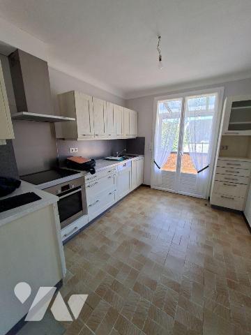 QUARTIER FRESNELLERIE - AU CALME 
Maison comprenant entrée, salon-séjour, cuisine, véranda
a ...