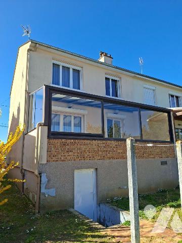 QUARTIER FRESNELLERIE - AU CALME 
Maison comprenant entrée, salon-séjour, cuisine, véranda
a ...