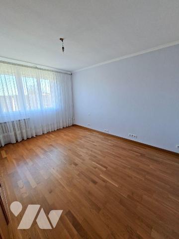 QUARTIER FRESNELLERIE - AU CALME 
Maison comprenant entrée, salon-séjour, cuisine, véranda
a ...