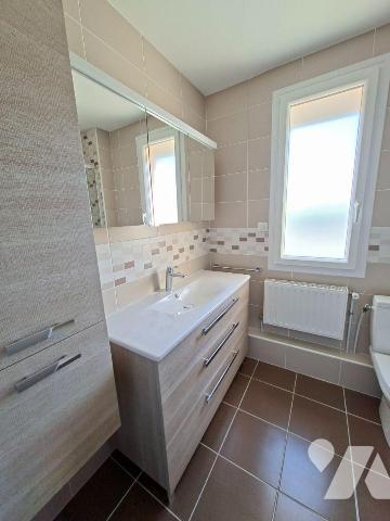 QUARTIER FRESNELLERIE - AU CALME 
Maison comprenant entrée, salon-séjour, cuisine, véranda
a ...