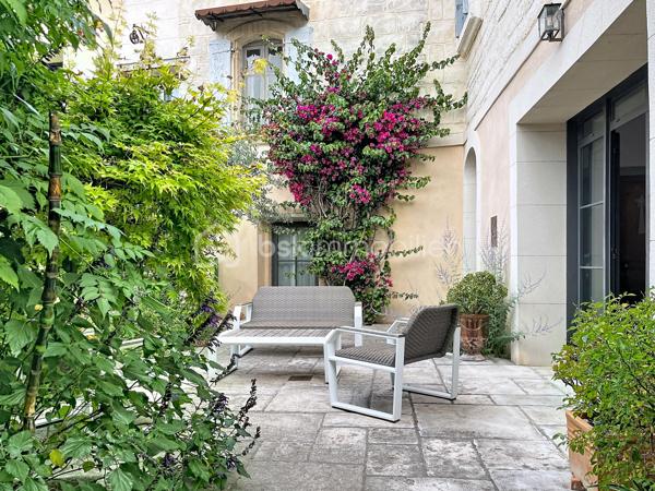 Située au cœur d’un village dynamique à la vie associative et culturelle développée, je vous propose une maison de village de près de 270 m2 sur une parcelle de 450m2, entièrement rénovée en 2003. Ici, vous pouvez tout faire à pied et vous êtes au calme dans un écrin de verdure.

Carreaux de ciment, barres au sol, parquet, pierres apparentes, belles hauteurs sous plafond, huisseries en alu confèrent un charme fou à cette maison qui a su conserver son âme d’antan.

La vaste cuisine, pièce centrale de la maison très LUMINEUSE s’ouvre sur un jardin parfaitement au CALME et à l’abri des regards : terrasse, jardin arboré et piscine offrent différents espaces de détente.

Sur deux niveaux, cette maison familiale dispose de 5 chambres (dont une avec sa salle de douche), une salle de bain (baignoire ET douche), et des toilettes à chaque niveaux.

Un magnifique salon cathédral dispose d’un poêle à bois, idéal pour les soirées d’hiver, sa mezzanine mansardée offre des possibilités selon vos envies.

Vous apprécierez, la grande buanderie et arrière-cuisine qui dispose également d’une douche. 

Un bureau à l’entrée de la maison peut vous permettre d’envisager une activité professionnelle ou du télétravail.

Ici, il reste encore beaucoup de potentiel à exploiter, je vous invite à me contacter pour que je vous en dise plus.