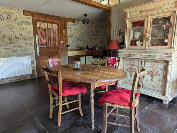 Jolie maison ancienne en pierre calcaire