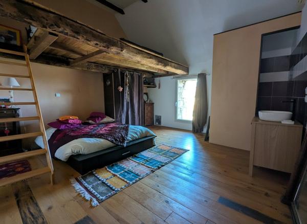 Jolie maison ancienne en pierre calcaire