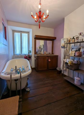 Jolie maison ancienne en pierre calcaire