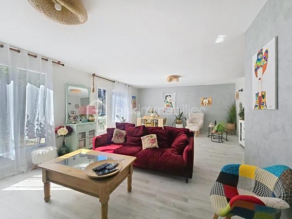 Découvrez ce joli pavillon d’environ 102 m² habitables, édifié sur un terrain de 500 m², situé dans un quartier calme et recherché.
La maison se compose d’une belle pièce de vie lumineuse d’environ 40 m², avec une grande cuisine ouverte entièrement équipée : four, plaques de cuisson, hotte, micro-ondes, lave-vaisselle et réfrigérateur.
Côté nuit, vous profiterez de 3 belles chambres, chacune équipée d’une porte-fenêtre donnant directement accès au jardin.
Possibilité de récupérer une 4e chambre très facilement sur une partie du salon.
Vous trouverez également :
🛁 Une belle salle de bains avec double vasque
🚽 Un WC indépendant
🧺 Une buanderie
🧥 Un grand placard central dans le couloir desservant les chambres
🚗 Un garage attenant
🅿️ Plusieurs places de parking supplémentaires sur le terrain
🔨 Un atelier
Aucun travaux à prévoir et la chaudière ainsi que le tableau électrique sont neufs.
🌳 Le terrain de 500 m² offre un agréable espace extérieur, idéal pour profiter des beaux jours.
📍 Emplacement recherché, à proximité immédiate de toutes les commodités ainsi que des établissements scolaires : école maternelle, école primaire et collège.
👉 Une maison fonctionnelle, lumineuse et parfaitement entretenue, idéale pour une famille à la recherche d’un bien sans travaux.