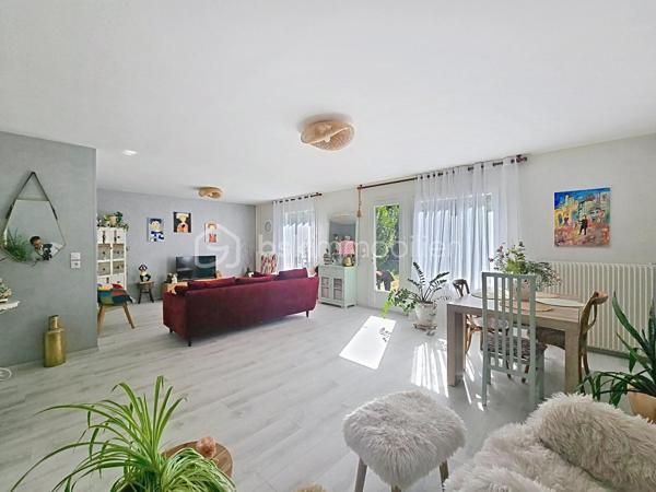 Découvrez ce joli pavillon d’environ 102 m² habitables, édifié sur un terrain de 500 m², situé dans un quartier calme et recherché.
La maison se compose d’une belle pièce de vie lumineuse d’environ 40 m², avec une grande cuisine ouverte entièrement équipée : four, plaques de cuisson, hotte, micro-ondes, lave-vaisselle et réfrigérateur.
Côté nuit, vous profiterez de 3 belles chambres, chacune équipée d’une porte-fenêtre donnant directement accès au jardin.
Possibilité de récupérer une 4e chambre très facilement sur une partie du salon.
Vous trouverez également :
🛁 Une belle salle de bains avec double vasque
🚽 Un WC indépendant
🧺 Une buanderie
🧥 Un grand placard central dans le couloir desservant les chambres
🚗 Un garage attenant
🅿️ Plusieurs places de parking supplémentaires sur le terrain
🔨 Un atelier
Aucun travaux à prévoir et la chaudière ainsi que le tableau électrique sont neufs.
🌳 Le terrain de 500 m² offre un agréable espace extérieur, idéal pour profiter des beaux jours.
📍 Emplacement recherché, à proximité immédiate de toutes les commodités ainsi que des établissements scolaires : école maternelle, école primaire et collège.
👉 Une maison fonctionnelle, lumineuse et parfaitement entretenue, idéale pour une famille à la recherche d’un bien sans travaux.