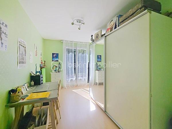 Découvrez ce joli pavillon d’environ 102 m² habitables, édifié sur un terrain de 500 m², situé dans un quartier calme et recherché.
La maison se compose d’une belle pièce de vie lumineuse d’environ 40 m², avec une grande cuisine ouverte entièrement équipée : four, plaques de cuisson, hotte, micro-ondes, lave-vaisselle et réfrigérateur.
Côté nuit, vous profiterez de 3 belles chambres, chacune équipée d’une porte-fenêtre donnant directement accès au jardin.
Possibilité de récupérer une 4e chambre très facilement sur une partie du salon.
Vous trouverez également :
🛁 Une belle salle de bains avec double vasque
🚽 Un WC indépendant
🧺 Une buanderie
🧥 Un grand placard central dans le couloir desservant les chambres
🚗 Un garage attenant
🅿️ Plusieurs places de parking supplémentaires sur le terrain
🔨 Un atelier
Aucun travaux à prévoir et la chaudière ainsi que le tableau électrique sont neufs.
🌳 Le terrain de 500 m² offre un agréable espace extérieur, idéal pour profiter des beaux jours.
📍 Emplacement recherché, à proximité immédiate de toutes les commodités ainsi que des établissements scolaires : école maternelle, école primaire et collège.
👉 Une maison fonctionnelle, lumineuse et parfaitement entretenue, idéale pour une famille à la recherche d’un bien sans travaux.