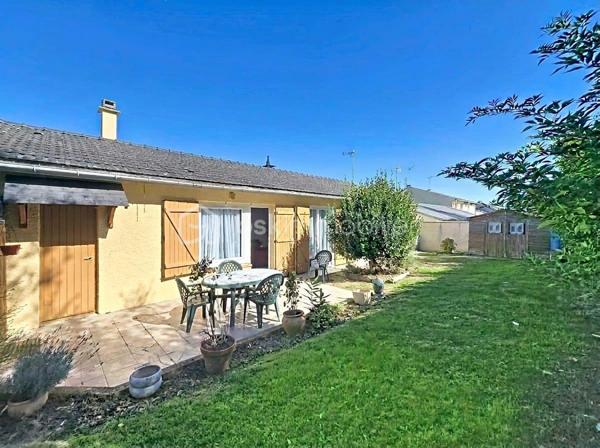 Découvrez ce joli pavillon d’environ 102 m² habitables, édifié sur un terrain de 500 m², situé dans un quartier calme et recherché.
La maison se compose d’une belle pièce de vie lumineuse d’environ 40 m², avec une grande cuisine ouverte entièrement équipée : four, plaques de cuisson, hotte, micro-ondes, lave-vaisselle et réfrigérateur.
Côté nuit, vous profiterez de 3 belles chambres, chacune équipée d’une porte-fenêtre donnant directement accès au jardin.
Possibilité de récupérer une 4e chambre très facilement sur une partie du salon.
Vous trouverez également :
🛁 Une belle salle de bains avec double vasque
🚽 Un WC indépendant
🧺 Une buanderie
🧥 Un grand placard central dans le couloir desservant les chambres
🚗 Un garage attenant
🅿️ Plusieurs places de parking supplémentaires sur le terrain
🔨 Un atelier
Aucun travaux à prévoir et la chaudière ainsi que le tableau électrique sont neufs.
🌳 Le terrain de 500 m² offre un agréable espace extérieur, idéal pour profiter des beaux jours.
📍 Emplacement recherché, à proximité immédiate de toutes les commodités ainsi que des établissements scolaires : école maternelle, école primaire et collège.
👉 Une maison fonctionnelle, lumineuse et parfaitement entretenue, idéale pour une famille à la recherche d’un bien sans travaux.