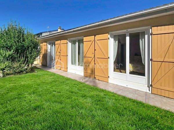 Découvrez ce joli pavillon d’environ 102 m² habitables, édifié sur un terrain de 500 m², situé dans un quartier calme et recherché.
La maison se compose d’une belle pièce de vie lumineuse d’environ 40 m², avec une grande cuisine ouverte entièrement équipée : four, plaques de cuisson, hotte, micro-ondes, lave-vaisselle et réfrigérateur.
Côté nuit, vous profiterez de 3 belles chambres, chacune équipée d’une porte-fenêtre donnant directement accès au jardin.
Possibilité de récupérer une 4e chambre très facilement sur une partie du salon.
Vous trouverez également :
🛁 Une belle salle de bains avec double vasque
🚽 Un WC indépendant
🧺 Une buanderie
🧥 Un grand placard central dans le couloir desservant les chambres
🚗 Un garage attenant
🅿️ Plusieurs places de parking supplémentaires sur le terrain
🔨 Un atelier
Aucun travaux à prévoir et la chaudière ainsi que le tableau électrique sont neufs.
🌳 Le terrain de 500 m² offre un agréable espace extérieur, idéal pour profiter des beaux jours.
📍 Emplacement recherché, à proximité immédiate de toutes les commodités ainsi que des établissements scolaires : école maternelle, école primaire et collège.
👉 Une maison fonctionnelle, lumineuse et parfaitement entretenue, idéale pour une famille à la recherche d’un bien sans travaux.