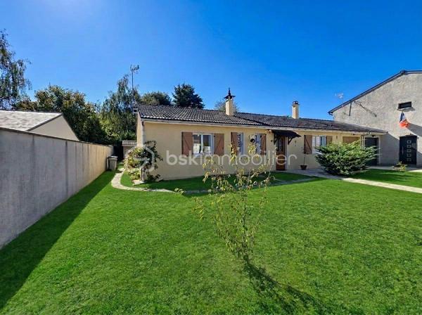 Découvrez ce joli pavillon d’environ 102 m² habitables, édifié sur un terrain de 500 m², situé dans un quartier calme et recherché.
La maison se compose d’une belle pièce de vie lumineuse d’environ 40 m², avec une grande cuisine ouverte entièrement équipée : four, plaques de cuisson, hotte, micro-ondes, lave-vaisselle et réfrigérateur.
Côté nuit, vous profiterez de 3 belles chambres, chacune équipée d’une porte-fenêtre donnant directement accès au jardin.
Possibilité de récupérer une 4e chambre très facilement sur une partie du salon.
Vous trouverez également :
🛁 Une belle salle de bains avec double vasque
🚽 Un WC indépendant
🧺 Une buanderie
🧥 Un grand placard central dans le couloir desservant les chambres
🚗 Un garage attenant
🅿️ Plusieurs places de parking supplémentaires sur le terrain
🔨 Un atelier
Aucun travaux à prévoir et la chaudière ainsi que le tableau électrique sont neufs.
🌳 Le terrain de 500 m² offre un agréable espace extérieur, idéal pour profiter des beaux jours.
📍 Emplacement recherché, à proximité immédiate de toutes les commodités ainsi que des établissements scolaires : école maternelle, école primaire et collège.
👉 Une maison fonctionnelle, lumineuse et parfaitement entretenue, idéale pour une famille à la recherche d’un bien sans travaux.
