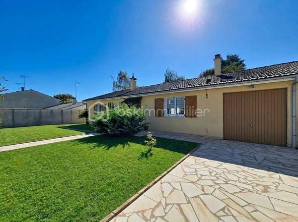 Découvrez ce joli pavillon d’environ 102 m² habitables, édifié sur un terrain de 500 m², situé dans un quartier calme et recherché.
La maison se compose d’une belle pièce de vie lumineuse d’environ 40 m², avec une grande cuisine ouverte entièrement équipée : four, plaques de cuisson, hotte, micro-ondes, lave-vaisselle et réfrigérateur.
Côté nuit, vous profiterez de 3 belles chambres, chacune équipée d’une porte-fenêtre donnant directement accès au jardin.
Possibilité de récupérer une 4e chambre très facilement sur une partie du salon.
Vous trouverez également :
🛁 Une belle salle de bains avec double vasque
🚽 Un WC indépendant
🧺 Une buanderie
🧥 Un grand placard central dans le couloir desservant les chambres
🚗 Un garage attenant
🅿️ Plusieurs places de parking supplémentaires sur le terrain
🔨 Un atelier
Aucun travaux à prévoir et la chaudière ainsi que le tableau électrique sont neufs.
🌳 Le terrain de 500 m² offre un agréable espace extérieur, idéal pour profiter des beaux jours.
📍 Emplacement recherché, à proximité immédiate de toutes les commodités ainsi que des établissements scolaires : école maternelle, école primaire et collège.
👉 Une maison fonctionnelle, lumineuse et parfaitement entretenue, idéale pour une famille à la recherche d’un bien sans travaux.