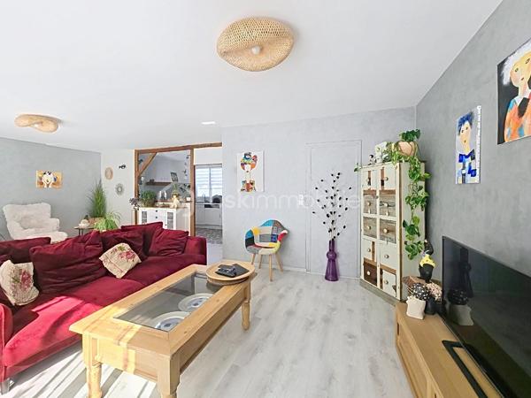 Découvrez ce joli pavillon d’environ 102 m² habitables, édifié sur un terrain de 500 m², situé dans un quartier calme et recherché.
La maison se compose d’une belle pièce de vie lumineuse d’environ 40 m², avec une grande cuisine ouverte entièrement équipée : four, plaques de cuisson, hotte, micro-ondes, lave-vaisselle et réfrigérateur.
Côté nuit, vous profiterez de 3 belles chambres, chacune équipée d’une porte-fenêtre donnant directement accès au jardin.
Possibilité de récupérer une 4e chambre très facilement sur une partie du salon.
Vous trouverez également :
🛁 Une belle salle de bains avec double vasque
🚽 Un WC indépendant
🧺 Une buanderie
🧥 Un grand placard central dans le couloir desservant les chambres
🚗 Un garage attenant
🅿️ Plusieurs places de parking supplémentaires sur le terrain
🔨 Un atelier
Aucun travaux à prévoir et la chaudière ainsi que le tableau électrique sont neufs.
🌳 Le terrain de 500 m² offre un agréable espace extérieur, idéal pour profiter des beaux jours.
📍 Emplacement recherché, à proximité immédiate de toutes les commodités ainsi que des établissements scolaires : école maternelle, école primaire et collège.
👉 Une maison fonctionnelle, lumineuse et parfaitement entretenue, idéale pour une famille à la recherche d’un bien sans travaux.
