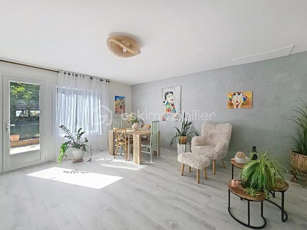 Découvrez ce joli pavillon d’environ 102 m² habitables, édifié sur un terrain de 500 m², situé dans un quartier calme et recherché.
La maison se compose d’une belle pièce de vie lumineuse d’environ 40 m², avec une grande cuisine ouverte entièrement équipée : four, plaques de cuisson, hotte, micro-ondes, lave-vaisselle et réfrigérateur.
Côté nuit, vous profiterez de 3 belles chambres, chacune équipée d’une porte-fenêtre donnant directement accès au jardin.
Possibilité de récupérer une 4e chambre très facilement sur une partie du salon.
Vous trouverez également :
🛁 Une belle salle de bains avec double vasque
🚽 Un WC indépendant
🧺 Une buanderie
🧥 Un grand placard central dans le couloir desservant les chambres
🚗 Un garage attenant
🅿️ Plusieurs places de parking supplémentaires sur le terrain
🔨 Un atelier
Aucun travaux à prévoir et la chaudière ainsi que le tableau électrique sont neufs.
🌳 Le terrain de 500 m² offre un agréable espace extérieur, idéal pour profiter des beaux jours.
📍 Emplacement recherché, à proximité immédiate de toutes les commodités ainsi que des établissements scolaires : école maternelle, école primaire et collège.
👉 Une maison fonctionnelle, lumineuse et parfaitement entretenue, idéale pour une famille à la recherche d’un bien sans travaux.