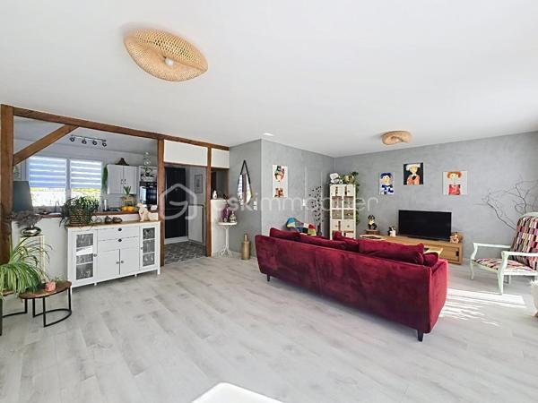 Découvrez ce joli pavillon d’environ 102 m² habitables, édifié sur un terrain de 500 m², situé dans un quartier calme et recherché.
La maison se compose d’une belle pièce de vie lumineuse d’environ 40 m², avec une grande cuisine ouverte entièrement équipée : four, plaques de cuisson, hotte, micro-ondes, lave-vaisselle et réfrigérateur.
Côté nuit, vous profiterez de 3 belles chambres, chacune équipée d’une porte-fenêtre donnant directement accès au jardin.
Possibilité de récupérer une 4e chambre très facilement sur une partie du salon.
Vous trouverez également :
🛁 Une belle salle de bains avec double vasque
🚽 Un WC indépendant
🧺 Une buanderie
🧥 Un grand placard central dans le couloir desservant les chambres
🚗 Un garage attenant
🅿️ Plusieurs places de parking supplémentaires sur le terrain
🔨 Un atelier
Aucun travaux à prévoir et la chaudière ainsi que le tableau électrique sont neufs.
🌳 Le terrain de 500 m² offre un agréable espace extérieur, idéal pour profiter des beaux jours.
📍 Emplacement recherché, à proximité immédiate de toutes les commodités ainsi que des établissements scolaires : école maternelle, école primaire et collège.
👉 Une maison fonctionnelle, lumineuse et parfaitement entretenue, idéale pour une famille à la recherche d’un bien sans travaux.