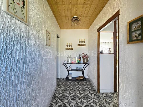 Découvrez ce joli pavillon d’environ 102 m² habitables, édifié sur un terrain de 500 m², situé dans un quartier calme et recherché.
La maison se compose d’une belle pièce de vie lumineuse d’environ 40 m², avec une grande cuisine ouverte entièrement équipée : four, plaques de cuisson, hotte, micro-ondes, lave-vaisselle et réfrigérateur.
Côté nuit, vous profiterez de 3 belles chambres, chacune équipée d’une porte-fenêtre donnant directement accès au jardin.
Possibilité de récupérer une 4e chambre très facilement sur une partie du salon.
Vous trouverez également :
🛁 Une belle salle de bains avec double vasque
🚽 Un WC indépendant
🧺 Une buanderie
🧥 Un grand placard central dans le couloir desservant les chambres
🚗 Un garage attenant
🅿️ Plusieurs places de parking supplémentaires sur le terrain
🔨 Un atelier
Aucun travaux à prévoir et la chaudière ainsi que le tableau électrique sont neufs.
🌳 Le terrain de 500 m² offre un agréable espace extérieur, idéal pour profiter des beaux jours.
📍 Emplacement recherché, à proximité immédiate de toutes les commodités ainsi que des établissements scolaires : école maternelle, école primaire et collège.
👉 Une maison fonctionnelle, lumineuse et parfaitement entretenue, idéale pour une famille à la recherche d’un bien sans travaux.