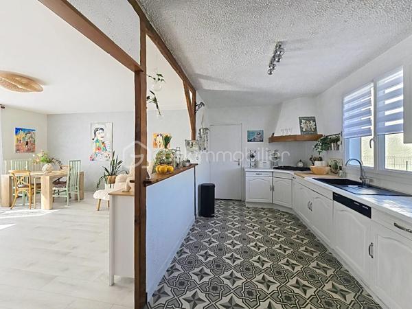 Découvrez ce joli pavillon d’environ 102 m² habitables, édifié sur un terrain de 500 m², situé dans un quartier calme et recherché.
La maison se compose d’une belle pièce de vie lumineuse d’environ 40 m², avec une grande cuisine ouverte entièrement équipée : four, plaques de cuisson, hotte, micro-ondes, lave-vaisselle et réfrigérateur.
Côté nuit, vous profiterez de 3 belles chambres, chacune équipée d’une porte-fenêtre donnant directement accès au jardin.
Possibilité de récupérer une 4e chambre très facilement sur une partie du salon.
Vous trouverez également :
🛁 Une belle salle de bains avec double vasque
🚽 Un WC indépendant
🧺 Une buanderie
🧥 Un grand placard central dans le couloir desservant les chambres
🚗 Un garage attenant
🅿️ Plusieurs places de parking supplémentaires sur le terrain
🔨 Un atelier
Aucun travaux à prévoir et la chaudière ainsi que le tableau électrique sont neufs.
🌳 Le terrain de 500 m² offre un agréable espace extérieur, idéal pour profiter des beaux jours.
📍 Emplacement recherché, à proximité immédiate de toutes les commodités ainsi que des établissements scolaires : école maternelle, école primaire et collège.
👉 Une maison fonctionnelle, lumineuse et parfaitement entretenue, idéale pour une famille à la recherche d’un bien sans travaux.