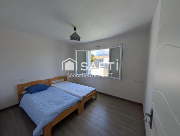 PLAIN-PIED PMR 3 CHAMBRES ET DEPENDANCES