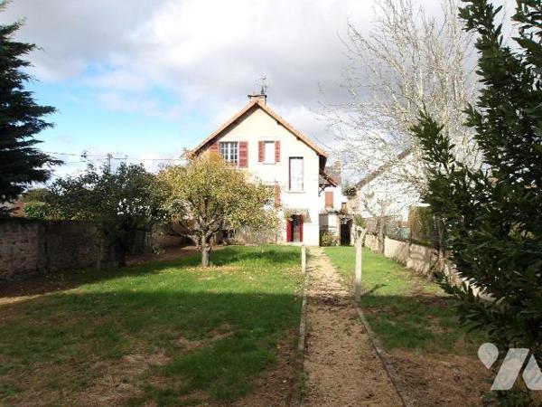 A BOUSSAC (23) CREUSE, maison de caractère élevée sur garage, cave et buanderie/chaufferie d'un...