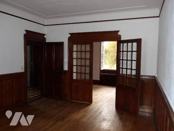 A BOUSSAC (23) CREUSE, maison de caractère élevée sur garage, cave et buanderie/chaufferie d'un...