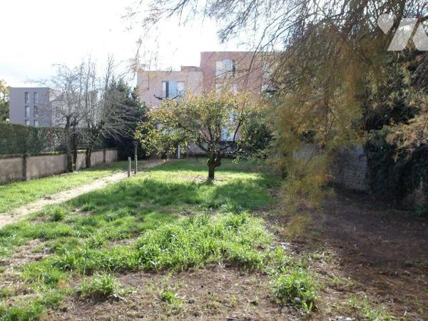 A BOUSSAC (23) CREUSE, maison de caractère élevée sur garage, cave et buanderie/chaufferie d'un...