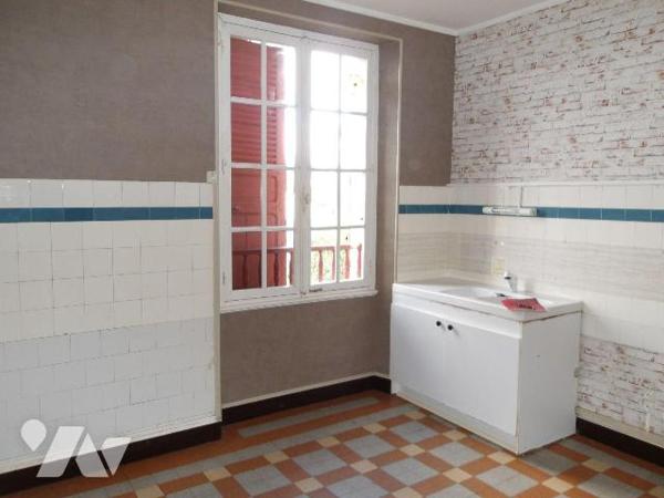 A BOUSSAC (23) CREUSE, maison de caractère élevée sur garage, cave et buanderie/chaufferie d'un...