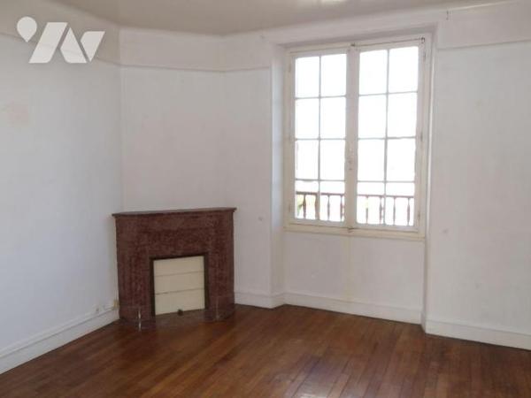 A BOUSSAC (23) CREUSE, maison de caractère élevée sur garage, cave et buanderie/chaufferie d'un...