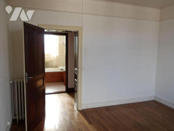 A BOUSSAC (23) CREUSE, maison de caractère élevée sur garage, cave et buanderie/chaufferie d'un...