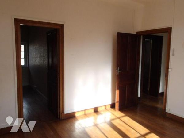 A BOUSSAC (23) CREUSE, maison de caractère élevée sur garage, cave et buanderie/chaufferie d'un...