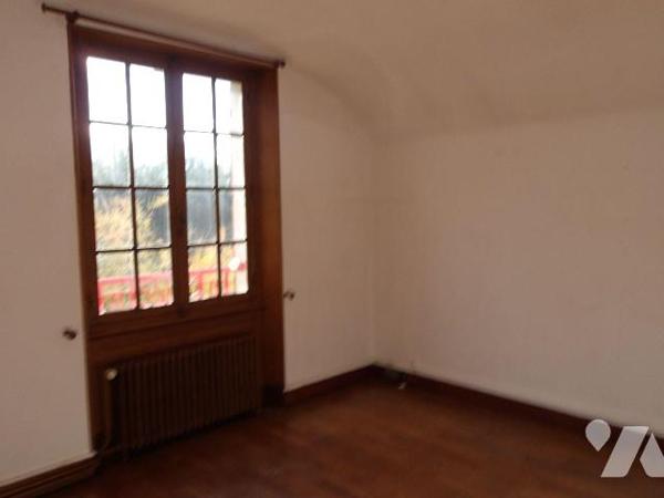 A BOUSSAC (23) CREUSE, maison de caractère élevée sur garage, cave et buanderie/chaufferie d'un...