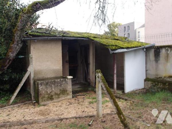 A BOUSSAC (23) CREUSE, maison de caractère élevée sur garage, cave et buanderie/chaufferie d'un...