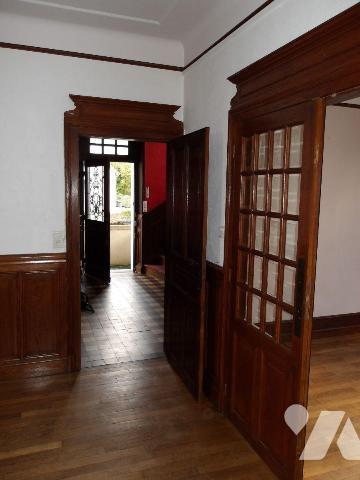 A BOUSSAC (23) CREUSE, maison de caractère élevée sur garage, cave et buanderie/chaufferie d'un...