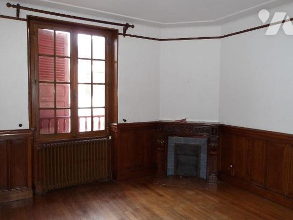 A BOUSSAC (23) CREUSE, maison de caractère élevée sur garage, cave et buanderie/chaufferie d'un...