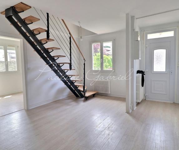 Maison rénovée à Sainte-Cécile, 4 chambres, sous-sol complet, jardin