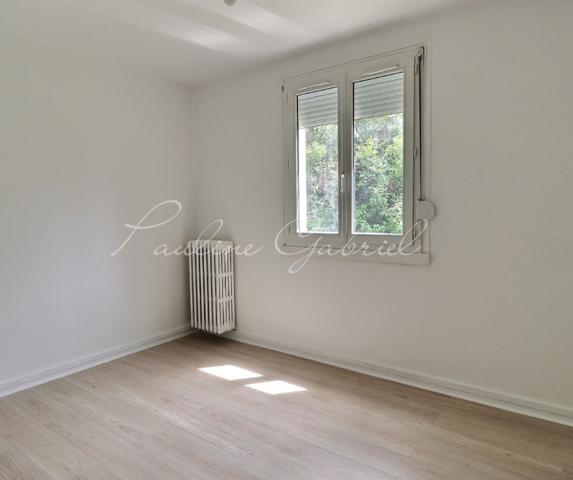 Maison rénovée à Sainte-Cécile, 4 chambres, sous-sol complet, jardin